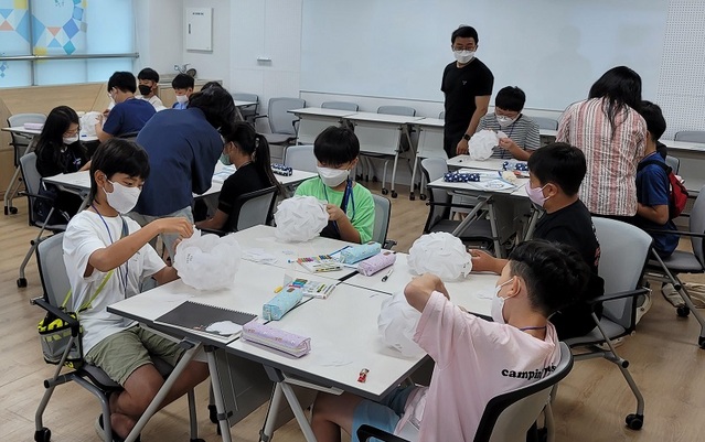 ▲ 학생들이 수학체험교실을 통해 만들기를 하고 있다.ⓒ세종교육청