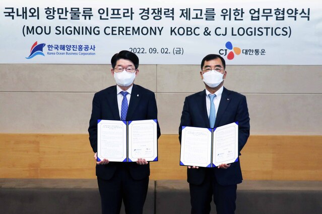 ▲ (왼쪽부터)김양수 한국해양진흥공사 사장과 강신호 CJ대한통운 대표가 2일 오전 서울 중구 필동 CJ인재원에서 열린 업무협약식 행사에서 기념사진을 촬영하고 있다. ⓒCJ대한통운