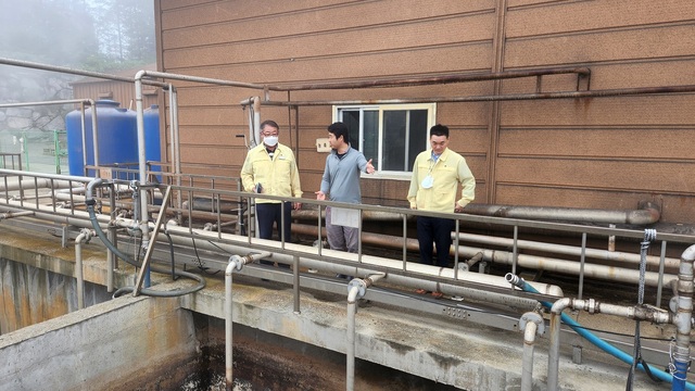 ▲ 김천시(시장 김충섭)는 초강력 태풍 힌남노 북상에 대비해  집중호우 시 오염물질 유출 등 피해방지를 위한 사전예방 조치에 나섰다.ⓒ김천시