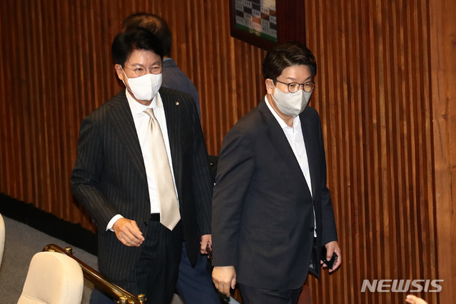 ▲ 국민의힘 권성동 원내대표(우측)와 장제원 의원이 2일 서울 여의도 국회에서 열린 본회의에서 회의장 밖으로 나서고 있다.ⓒ뉴시스(사진=공동취재사진)