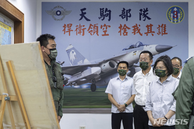 ▲ 차이잉원(蔡英文) 대만 총통(오른쪽)이 30일 대만 서부 펑후(澎湖)군도의 해군기지를 방문, 브리핑을 받고 있다. ⓒ뉴시스 AP. 무단전재 및 재배포 금지.