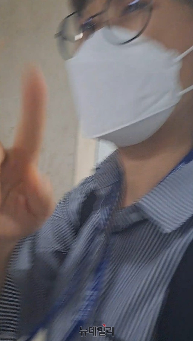 ▲ 국회 의원회관에서 만난 김현지 보좌관이 취재 중인 기자에게 손가락을 좌우로 흔들고 있다. ⓒ황지희 기자