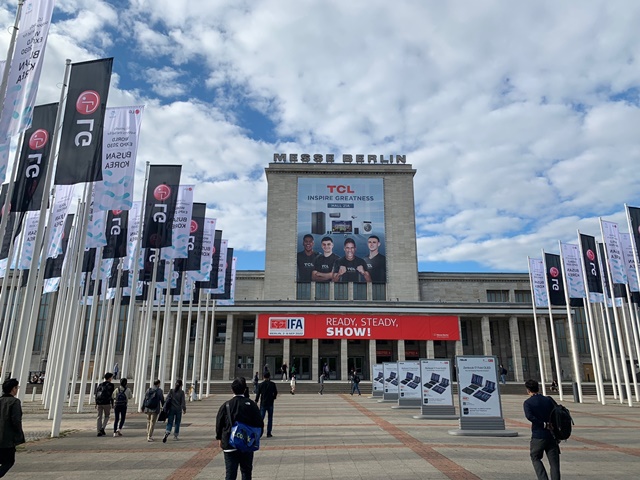 ▲ 2일(현지시간) 독일 베를린에서 열린 'IFA 2022' 개막을 앞두고 입장 중인 관람객들. ⓒ이성진 기자