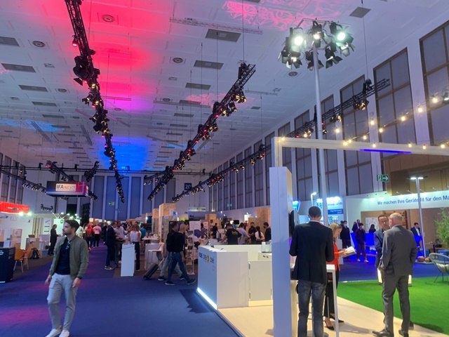 ▲ 2일(현지시간) 독일 베를린에서 개막한 'IFA 2022' 전시장을 둘러보는 관람객들. ⓒ이성진 기자