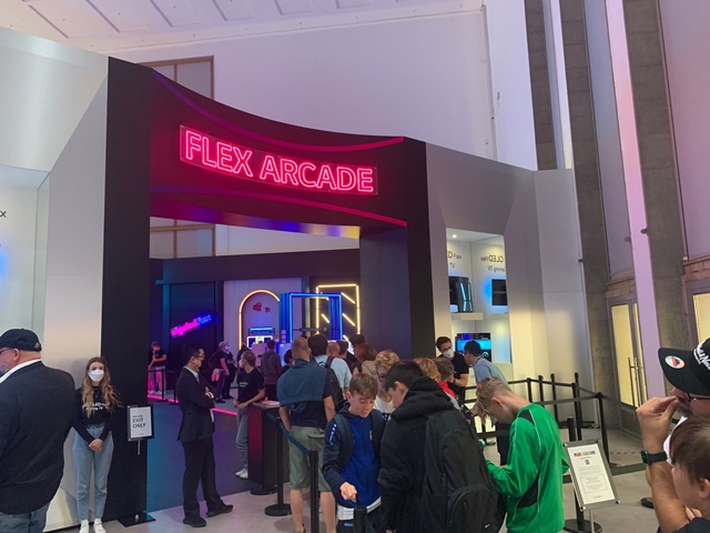 ▲ 2일(현지시간) 독일 베를린에서 열린 'IFA 2022'에서 LG전자가 전시한 '플렉스 아케이드'를 체험하기 위해 줄을 서고 있는 관람객들. ⓒ이성진 기자