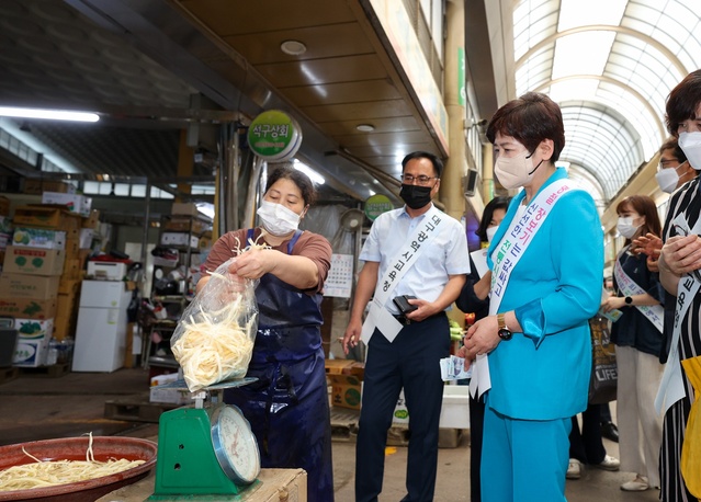 ▲ 대구시교육청(교육감 강은희)은 1일 오후 3시 팔달신시장에서 지역경제 활성화를 위한 ‘추석맞이 전통시장 장보기 행사’를 펼쳤다.ⓒ대구시교육청