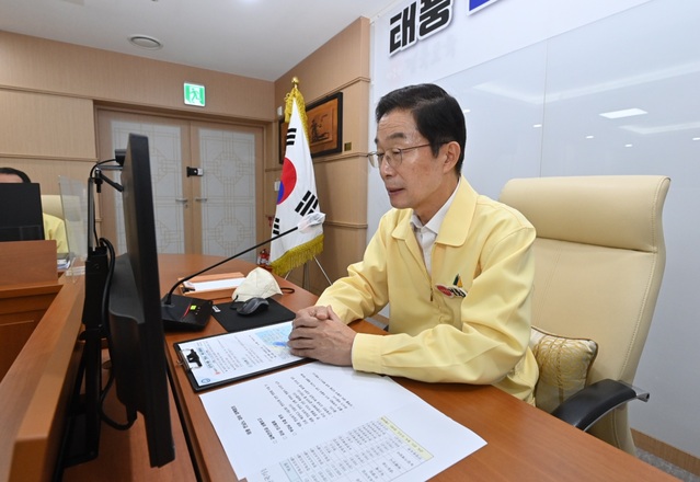 ▲ 경북교육청(교육감 임종식)은 2일 9시 교육감 주재로 본청 국·과장을 비롯해 교육지원청 교육장과 직속기관장이 참석한 가운데 제11호 태풍 ‘힌남노’ 대비 긴급 대책회의를 실시했다.ⓒ경북교육청