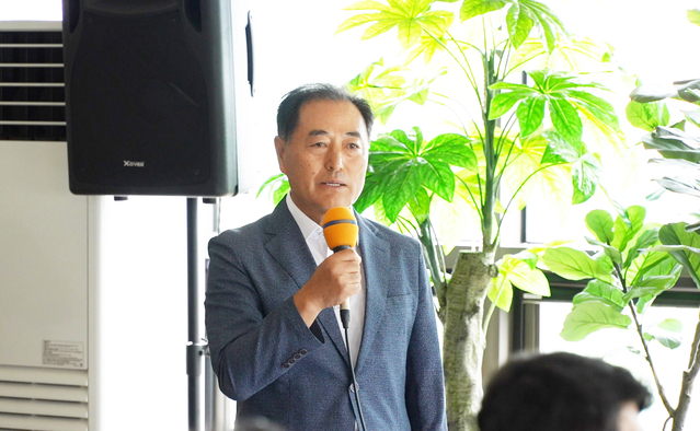 ▲ 기동마을 발전소 현황을 설명하고 있는 이태식 기동마을 사회적협동조합장. ⓒ한화큐셀 제공