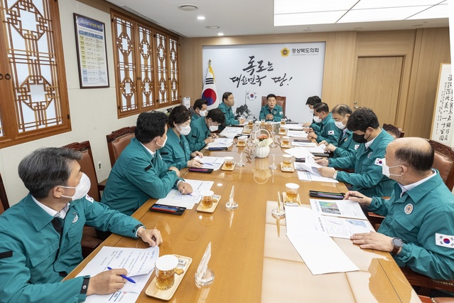 ▲ 경북도의회는 4일 오전 배한철 의장을 비롯해 박영서 부의장, 박용선 부의장, 이칠구 의회운영위원장 등이 참석한 가운데 태풍 ‘힌남노’ 대응을 위한 비상연석회의를 개최했다.ⓒ경북도의회