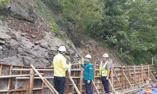 ▲ 경북도는 지난 2일 제11호 태풍 ‘힌남노(Hinnamnor)’가 우리나라에 직접적인 영향을 줄 것으로 예상되면서 도로·하천 현장 등 건설도시 분야 재해취약지구 전반에 대한 긴급점검을 실시했다.ⓒ경북도