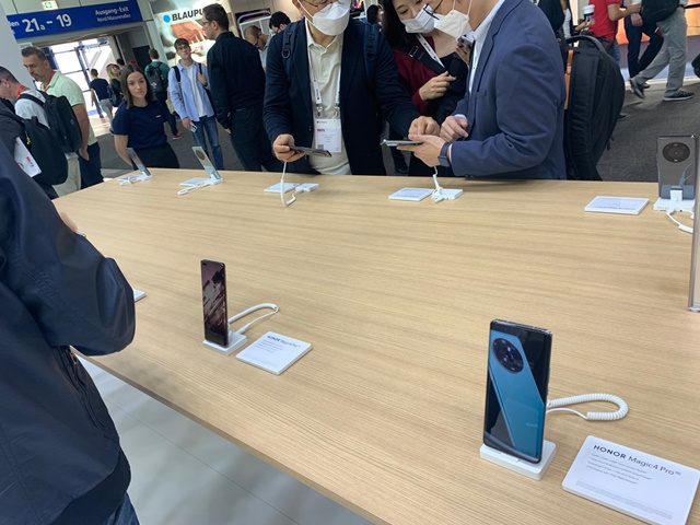 ▲ 독일 베를린에서 열린 'IFA 2022'에서 아너가 프리미엄 스마트폰 '매직4 프로'를 전시했다. ⓒ이성진 기자