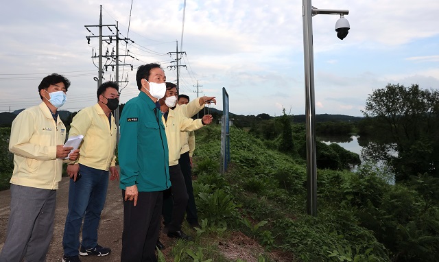 ▲ 김주수 군수가 재해위험지구 사업현장을 방문해 태풍 대비 사전 점검을 실시하고 있다.ⓒ의성군
