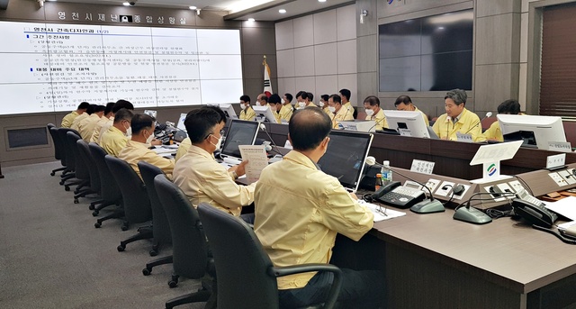 ▲ 영천시는 ‘제11호 태풍 힌남노’ 북상에 따라 2일 시청 재난안전상황실에서 관계부서 대책회의를 열어 태풍 피해를 최소화하기 위한 중점 관리사항을 전파하고 부서 및 읍·면·동 대처계획을 점검했다.ⓒ영천시