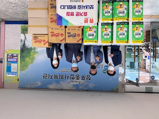 ▲ 김희수 경북도의회 의원(포항)은 2일 민족 대명절인 추석을 앞두고 포항시 창포동에 위치한 창포종합사회복지관과 은빛빌리지를 방문해 도의회에서 준비한 시설 운영에 필요한 생필품을 전달하고, 관계자들을 격려했다.ⓒ경북도의회