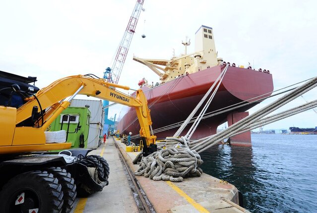 ▲ 로프 보강 중인 선박. ⓒ연합뉴스