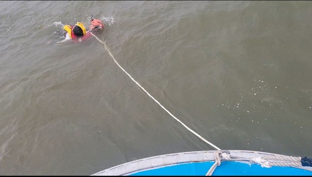 ▲ 태안해경이 지난 4일 태안군 남면 신온리 길마도 암초에 고립된 A씨를 구조하고 있다.ⓒ태안해경