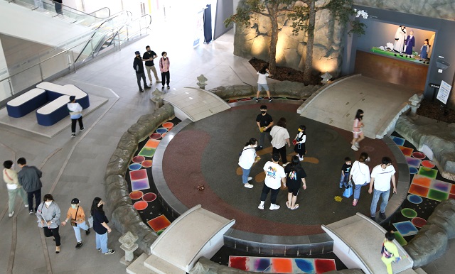 ▲ 관광객들이 유교랜드를 관람하고 있다.ⓒ경북관광공사