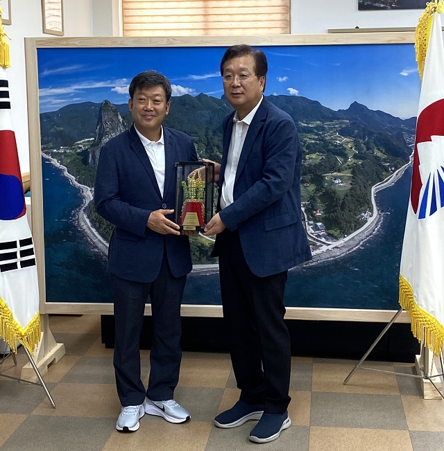 ▲ 남한권 울릉군수(왼쪽)와 공사 박용우 본부장이 기념촬영를 하고 있다.ⓒ경북관광공사