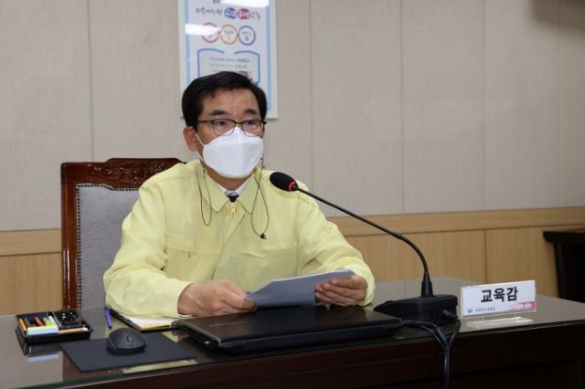 ▲ 윤건영 충북도교육감이 5일 비상회의를 주재하고 있다.ⓒ충북교육청
