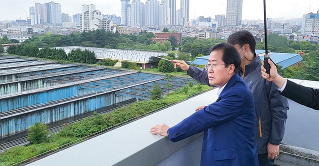 ▲ 홍준표 대구시장이 지난 8월 30일 구 두류정수장 부지 수질연구소 옥상을 찾아 현장을 둘러보고 있다.ⓒ대구시