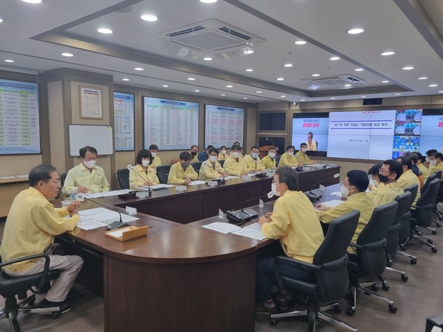 ▲ 홍준표 시장은 지난 4일 오후 2시 40분에 12개 협업부서 실·국장 및 구·군 부단체장, 교육청, 소방안전본부, 유관기관이 참여한 가운데 태풍 대비상황 점검회의를 개최했다.ⓒ대구시