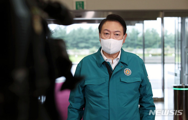 ▲ 윤석열 대통령이 5일 서울 용산 대통령실 청사로 출근하며 태풍 힌남노 관련 발언을 하고 있다. ⓒ뉴시스