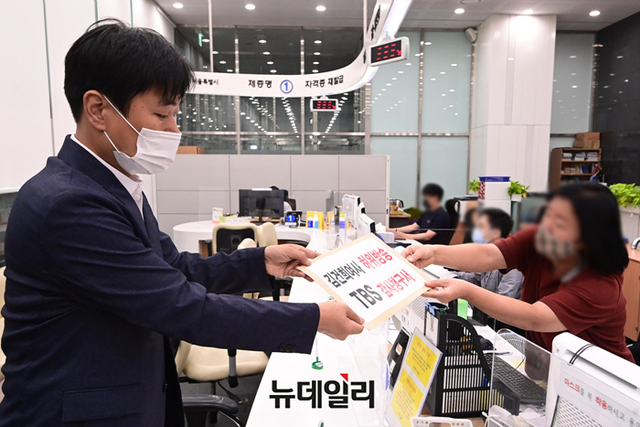 ▲ 5일 오전 서울시청 민원접수실에 TBS 감사청구서를 접수하고 있는 이종배 서울시의회 의원. ⓒ강민석 기자