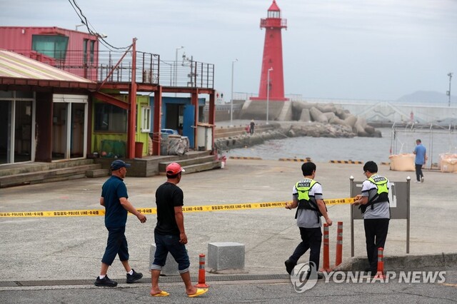 ▲ 5일 오전 부산 해운대구 청사포 해안가에 해경 관계자들이 출입을 통제 시키고 있다 ⓒ연합뉴스