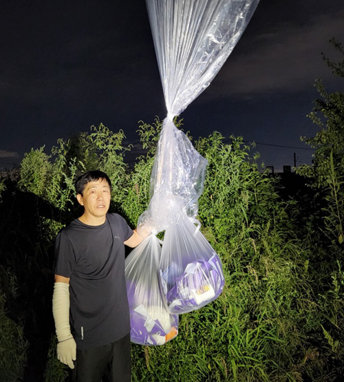 ▲ 박상학 자유북한운동연합 대표가 지난 4일 인천 강화에서 대북의약품을 매단 대형풍선을 날리기 전 포즈를 취했다. ⓒ자유북한운동연합 제공.