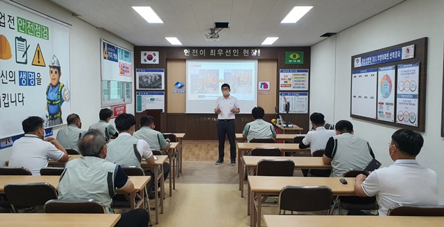 ▲ 부영그룹이 부산 신항만 7블록에 짓고 있는 신축 아파트 공사현장에서 추석 연휴를 앞두고 안전사고 예방 교육을 하고 있다. ⓒ부영