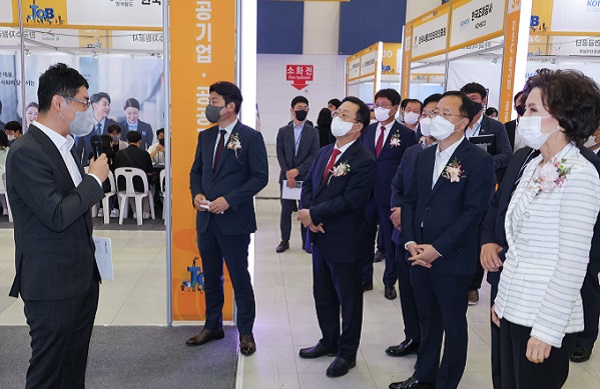 ▲ 이장우 대전시장이 대전컨벤션센터에서 개최된 ‘DSC 공기업·공공기관 취업대전’을 찾아 청년들을 격려했다.ⓒ대전시