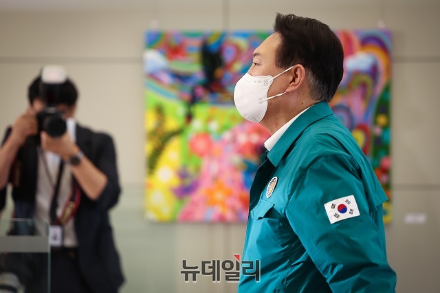 ▲ 녹색 방위복을 입은 윤석열 대통령이 5일 오전 용산 대통령실 출근길에 취재진의 질문에 답변하고 있다.ⓒ대통령실 국민소통관실