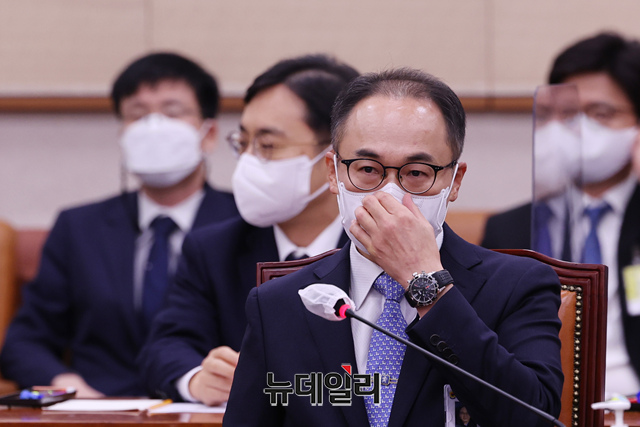 ▲ 이원석 검찰총장 후보자가 5일 오전 국회 법제사법위원회에서 열린 인사청문회에 출석해 마스크를 만지고 있다. ⓒ이종현 기자(공동취재사진)