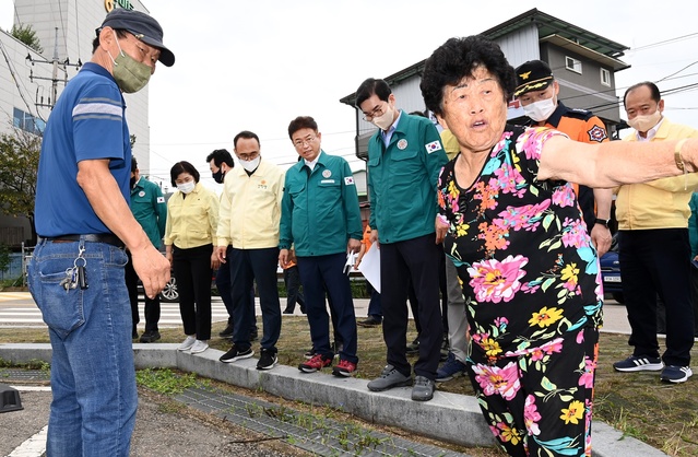 ▲ 이철우 지사가 태풍의 진로가 남해를 지나 포항으로 통과할 것으로 예측되면서 상습침수지역인 영덕 강구시장을 찾아 현장 점검을 펼쳤다.ⓒ경북도