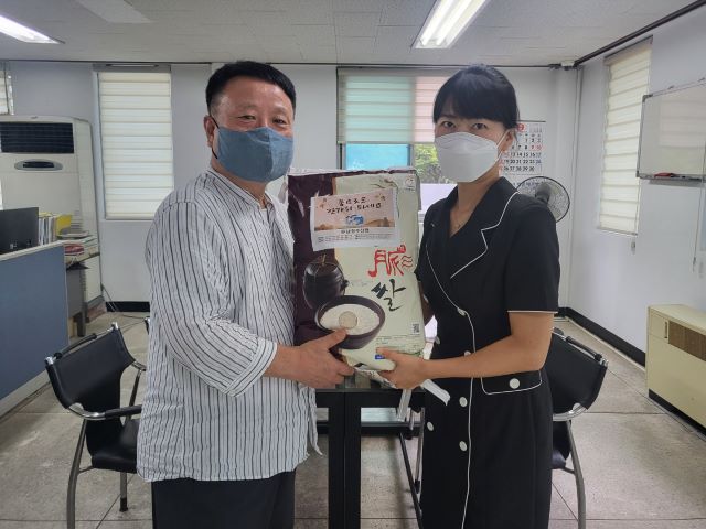 ▲ 남청주신협 김려은 기획홍보팀장(오른쪽)이 5일 용암현대3차아파트 오기성 관리소장(왼쪽)에게 사랑의 쌀을 전달하고 있다.ⓒ남청주신협
