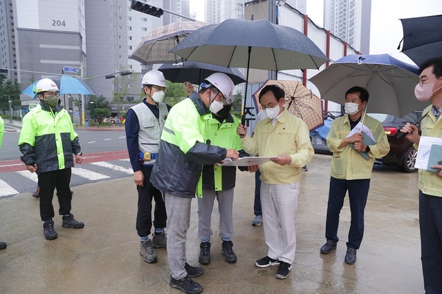 ▲ 박상돈 천안시장이 5일 성성지구 공동주택 건설현장을 방문해 관계자로부터 태풍으로 인한 침수와 날림 방지대책 등을 청취하고 직접 확인하고 있다.ⓒ천안시