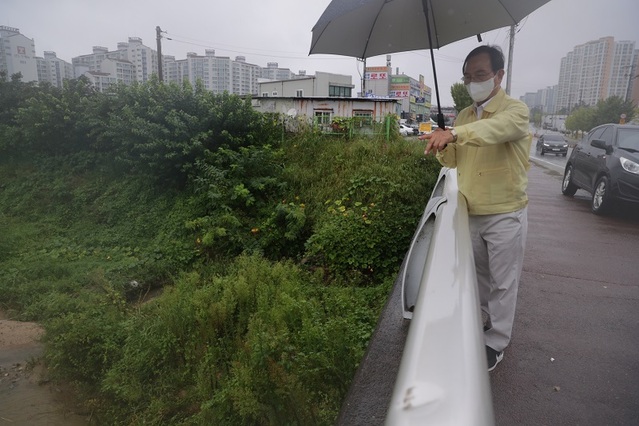 ▲ 박상돈 천안시장이 5일 불당동 소하천을 찾아 힌남노 태풍 피해가 없도록 선제적 조치를 지시하고 있다.ⓒ천안시