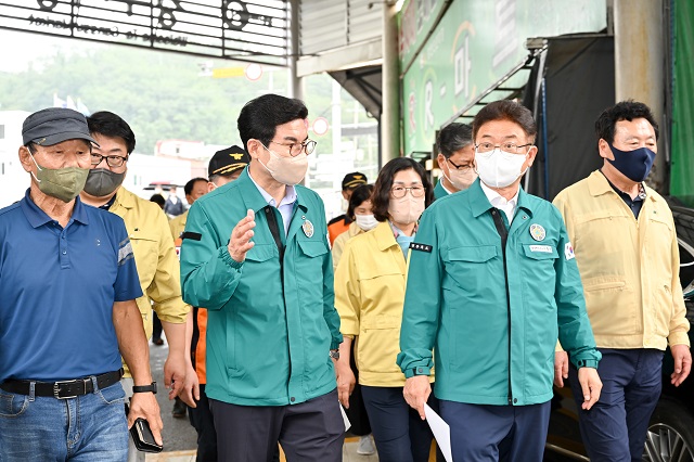 ▲ 김광열 영덕군수(왼쪽)이 이철우 도지사와 함께 강구시장을 예찰하고 있다.ⓒ영덕군