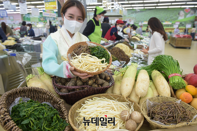 ▲ 6일 오전 서울 서초구 농협 하나로마트 양재점에서 모델이 농협하나로마트에서 살 맛나는 가격으로 판매하는 국내산 나물과 함께 차례상 농산물을 소개하고 있다. ⓒ농협유통