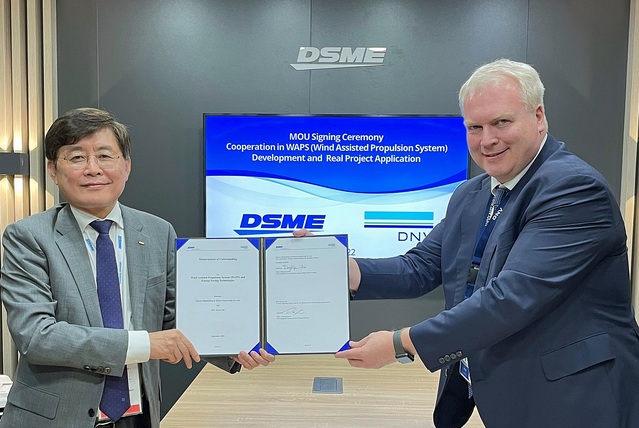 ▲ 지난 5일(현지시간) 이탈리아 밀라노 ‘가스텍2022’ 에서 최동규(왼쪽) 대우조선해양 중앙연구원장과 비달 돌로넨 DNV한국 대표가 업무 협약을 체결한 뒤 기념촬영을 하고 있다. ⓒ대우조선해양
