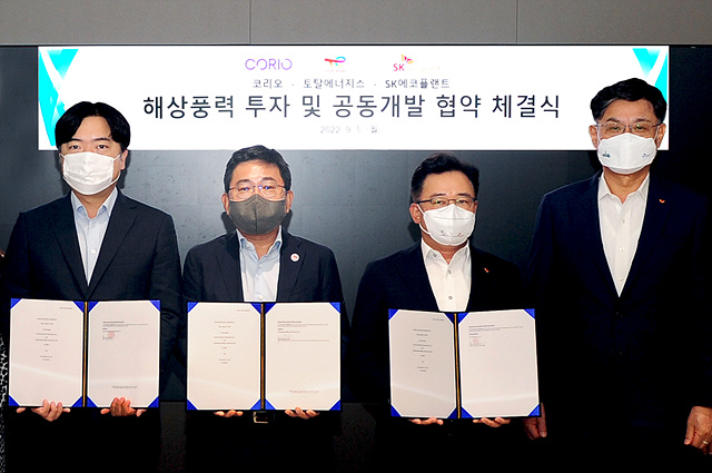 ▲ 최우진 코리오 제너레이션 한국 대표(왼쪽 첫번째부터), 신정원 토탈에너지스 한국총괄대표, 박경일 SK에코플랜트 사장, 이왕재 SK에코플랜트 에코에너지BU 대표가 협약식을 마치고 기념촬영을 하고 있다.ⓒSK에코플랜트