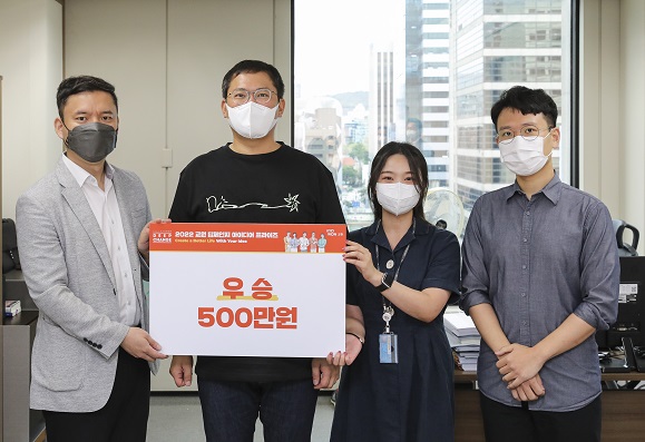 ▲ 교원그룹 ‘딥체인지 아이디어 프라이즈’ 2기에서 최종 우승을 차지한 사내 스타트업팀이 기념촬영하고 있다. (좌 두번째, 장동하 교원그룹 기획조정실장) ⓒ교원그룹