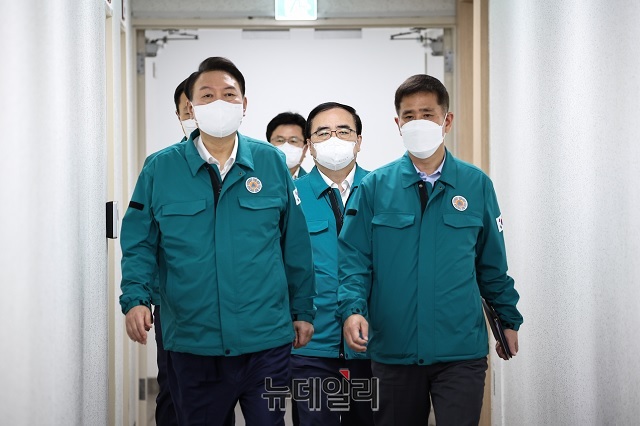 ▲ 윤석열 대통령이 6일 오전 7시30분경 용산 대통령실 청사 내 국가위기관리센터에서 회의를 소집했다.ⓒ대통령실 국민소통관실