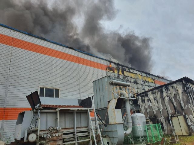 ▲ 6일 오전 8시42분쯤 충북 보은군 내북면 한 건조 황토 제조공장에서 화재가 발생했다.ⓒ보은소방서