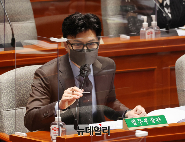 ▲ 한동훈 법무부 장관이 5일 국회에서 열린 예산결산특별위원회 전체회의에 출석해 의원들의 질문에 답하고 있다. ⓒ뉴데일리(사진=국회공동취재단)