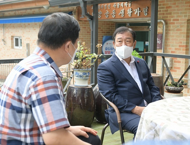 ▲ 최민호 세종시장이 6일 추석을 맞아 사회복지시설을 방문해 위문품을 전달한 뒤 시설종사자와 대화를 하고 있다.ⓒ세종시