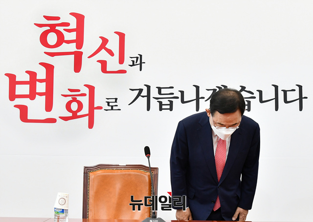 ▲ 직무가 정지된 주호영 국민의힘 전 비대위원장이 6일 오전 국회에서 '비대위원장직 거부 의사'를 밝히는 기자회견을 위해 입장하고 있다.ⓒ이종현 기자