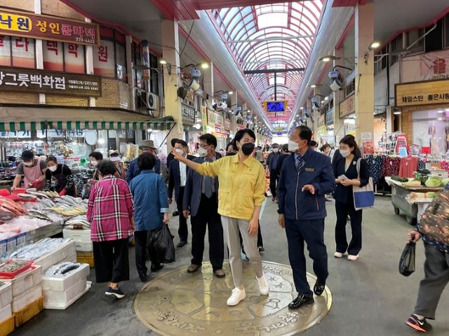 ▲ 전현희 국민권익위원장이 6일 추석 명절을 앞두고 육거리종합시장을 방문해 둘러보고 있다. ⓒ청주시