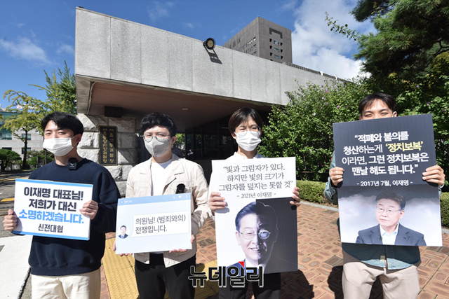 ▲ 대학생단체 신(新)전국대학생대표자협의회(신전대협) 회원들이 6일 오전 서초구 서울중앙지방검찰청 앞에서 더불어민주당 이재명 대표의 검찰 불출석, 서면 답변과 관련해 이 대표의 허위주장을 대리 소명하는 기자회견을 하고 있다. ⓒ강민석