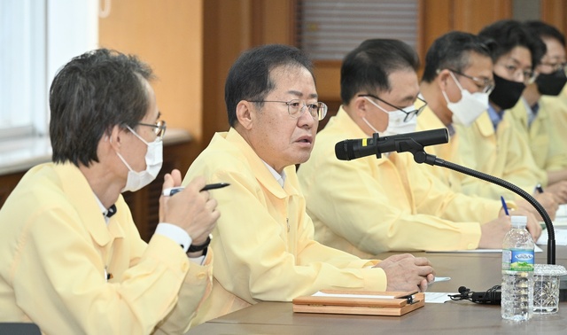 ▲ 홍준표 대구시장은 9월 6일 긴급 간부회의를 열어 태풍 힌남노의 피해상황 등을 점검·확인하고 추석 전 마무리할 일들을 실·국·본부에 당부했다.ⓒ대구시